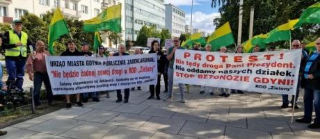 Protest działkowców przed urzędem. "Zielony" kontra Zielonka